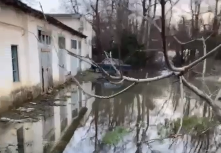 Не ходим в туалет и не моемся: в Новороссийске фекалии из канализации текут по улицам