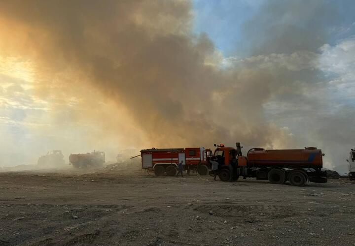 Новороссийцев попросили выкидывать меньше мусора из-за пожара на полигоне