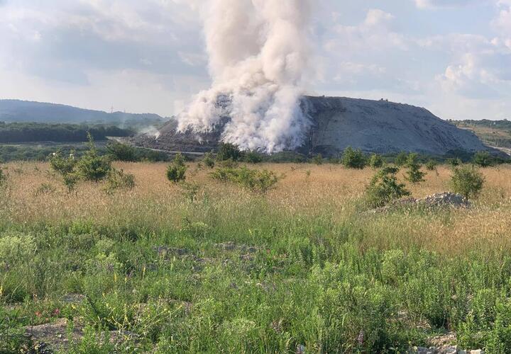 Огромную свалку в окрестностях Новороссийска не могут потушить уже третий день