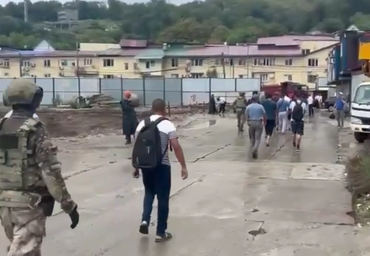 Около 100 мигрантов незаконно работали на стройке в Сочи