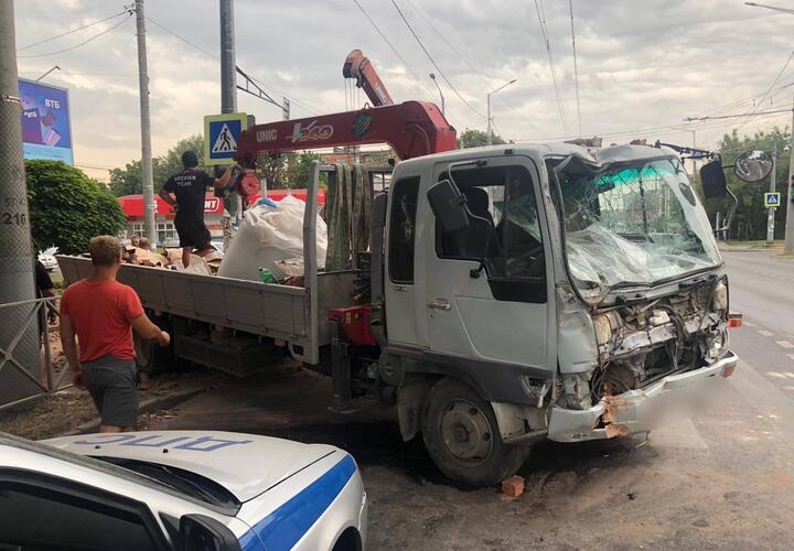 Отказали тормоза: в Краснодаре манипулятор разрушил кирпичный забор, пострадал пешеход