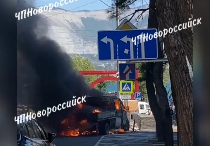 Пламя охватило грузовик на ходу в центре Новороссийска