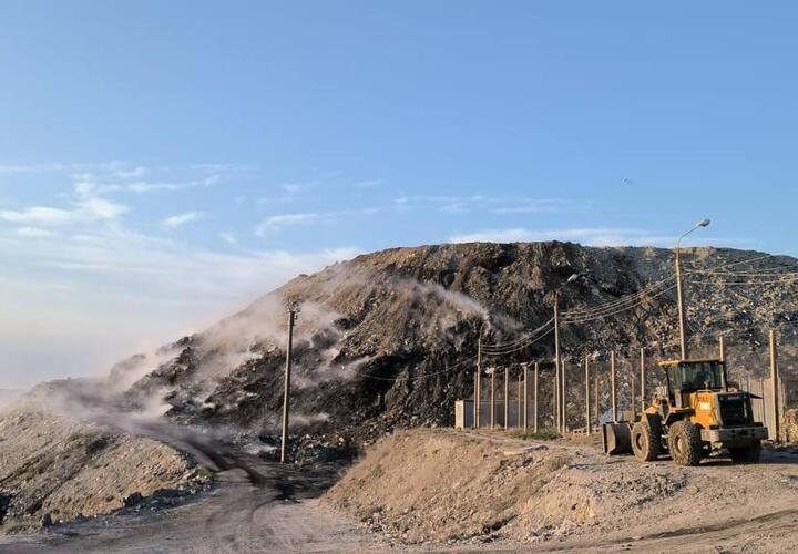 Площадь пожара на свалке под Новороссийском удалось сократить до 700 квадратных метров