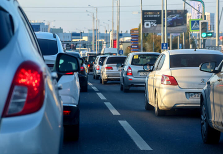 «Попробуй доберись»: трасса М-4 встала в огромных пробках на Кубани, тысячи машин едут к морю