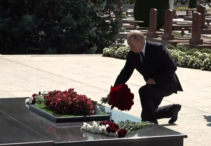 Путин встал на колени перед «Деревом скорби» в Беслане