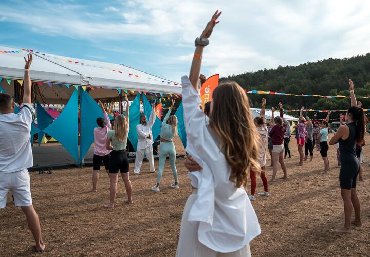 Сотни любителей йоги и здорового образа жизни собрались в Абрау-Дюрсо на фестивале 