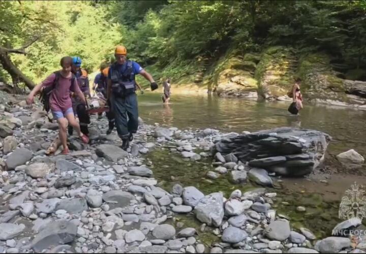 Спасатели в Сочи помогли туристке, упавшей с водопада
