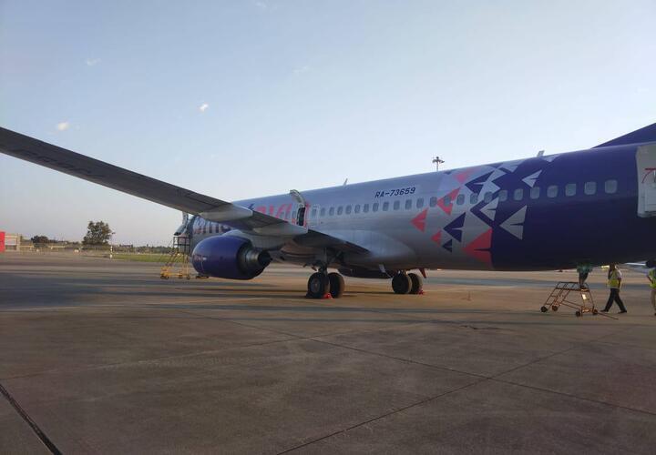 Удар и скрежет: пассажиры самолета сняли на видео момент жесткой посадки самолета в Сочи