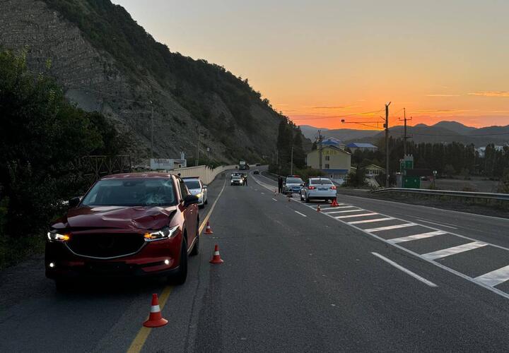 В Краснодарском крае ночью на дороге погиб человек