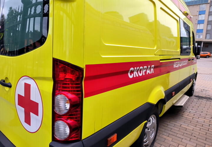 В Новороссийске автомобиль после ДТП сбил на тротуаре 48-летнюю женщину