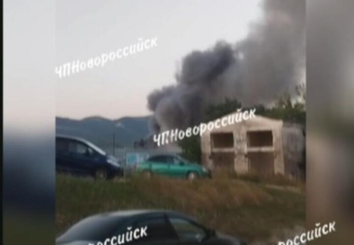  В Новороссийске тушат пожар на территории местной птицефабрики