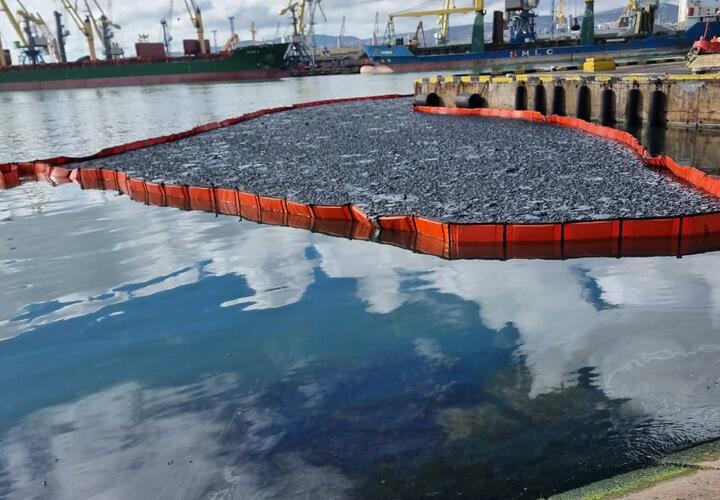 В порту Новороссийска с иностранного судна в море попало 40 тонн нефти