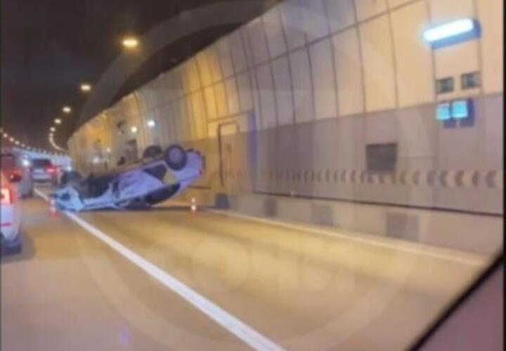  В Сочи огромная пробка возникла на трассе в Красную Поляну из-за ДТП в тоннеле