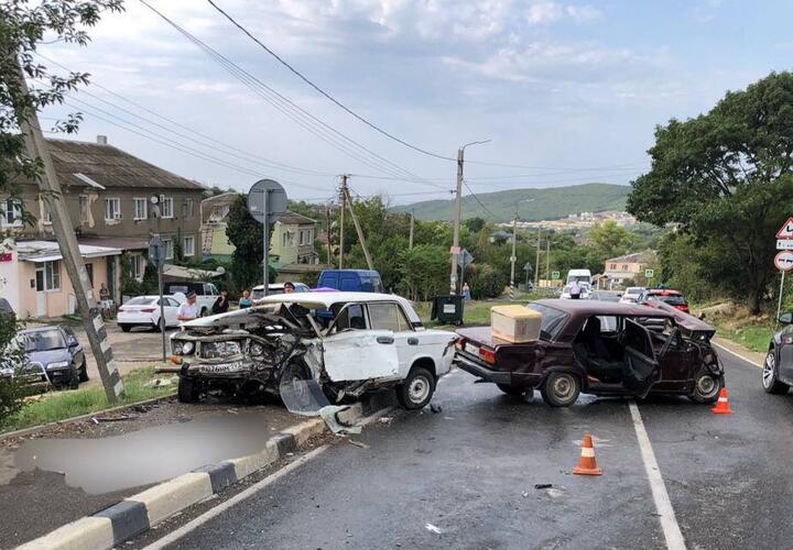В жёстком ДТП перед Анапой погиб водитель отечественной легковушки и пострадал ребёнок