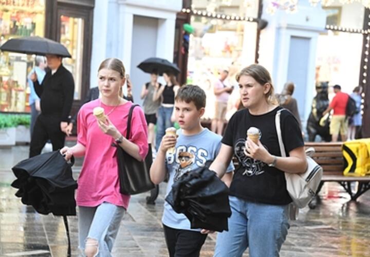 Врач рассказал, кому нельзя есть мороженое