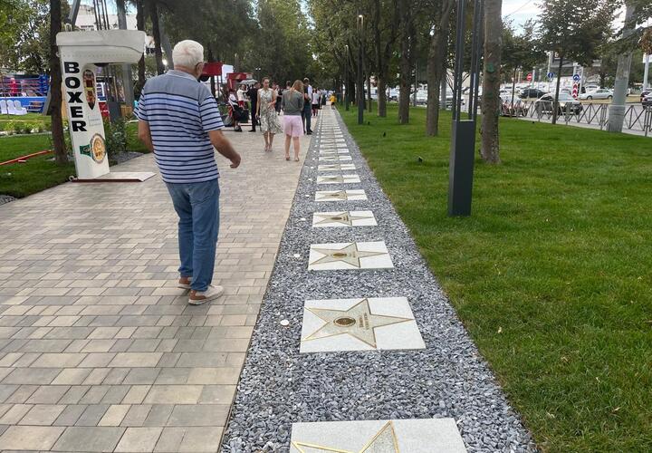 Звёзды бокса и спортивного телевидения: в Краснодаре торжественно открыли первую в России Аллею славы бокса ЮФО 