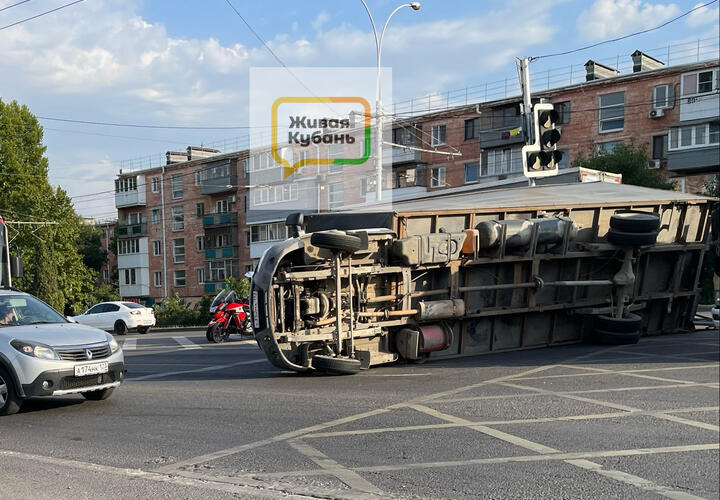 «Газель» опрокинулась и перегородила дорогу на перекрёстке улиц Колхозной и Ростовского шоссе в Краснодаре