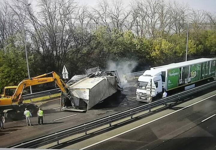 Горящий грузовик стал причиной пробки на трассе М4 ДОН в Павловском районе Кубани