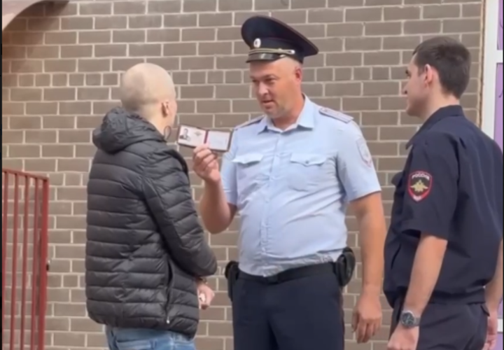 Кидался пельменями, посудой и ножами из окна: в Краснодаре полицейские задержали неадекватного мужчину