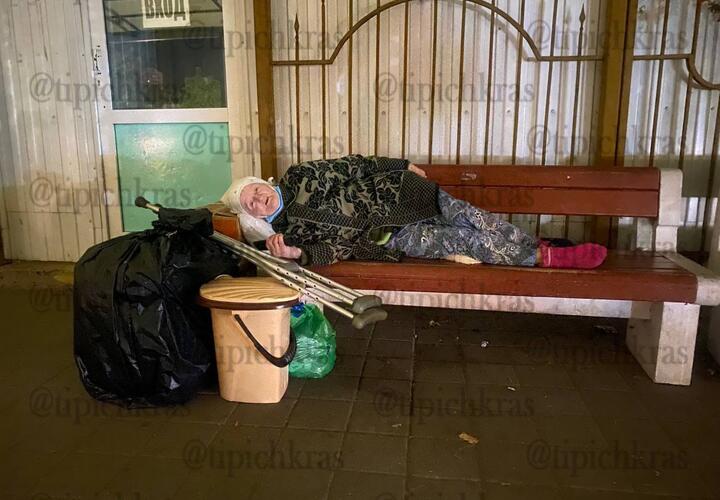 Краснодарские врачи оставили 83-летнюю пенсионерку на улице и отказали ей в госпитализации