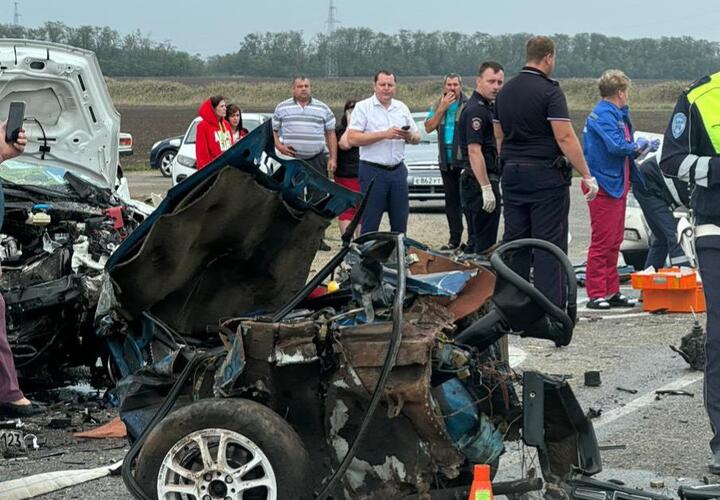 Машину разорвало на части: в Кореновском районе Кубани в жёсткой аварии пострадали четыре человека