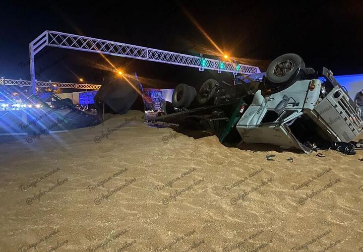 На трассе под Армавиром после столкновения с фурой перевернулся зерновоз