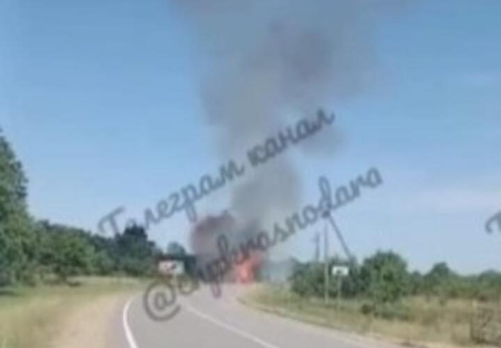 Под Апшеронском на Кубани взрываются газовые баллоны в горящем грузовике