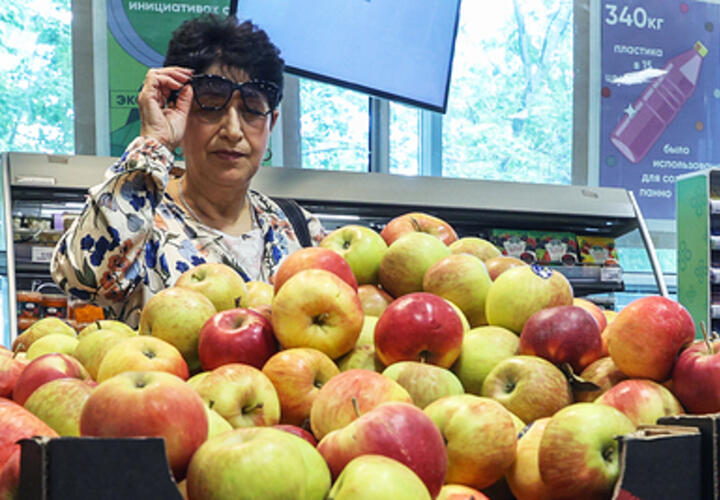 «Пока мы не справляемся»: на Кубани не хватает уборщиков яблок