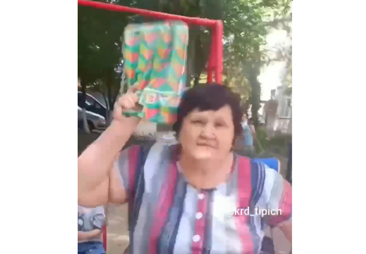 Пожилая женщина напала на мать 11-летней девочки на детской площадке в Краснодаре