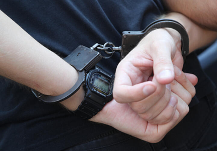 Притворялся спящим: мужчина забрался в закрытый продуктовый магазин на Кубани