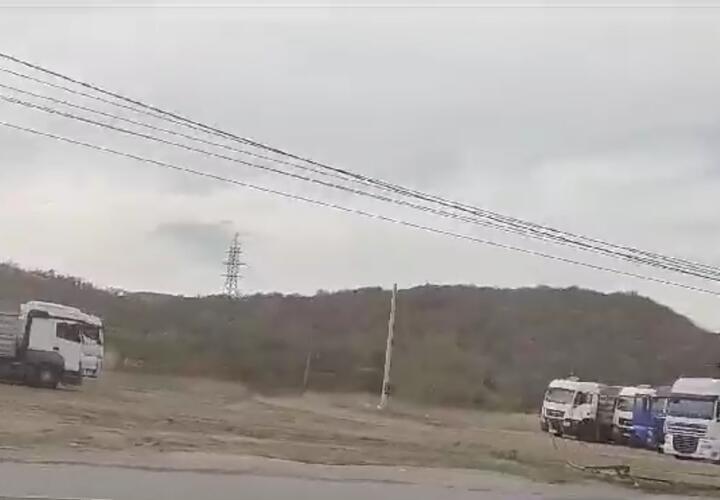 Рядом с памятником «Непокоренным» в Новороссийске появилась стихийная парковка для фур