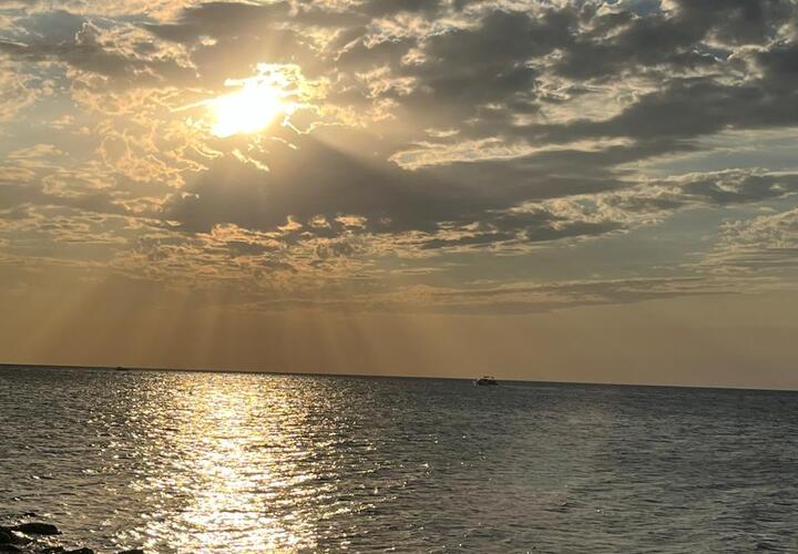 Тепло, как летом, но зонтик лучше держать под рукой: синоптики рассказали о погоде в субботу, 7 сентября