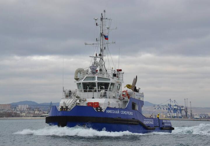 Терпящую бедствие яхту отбуксировали к причалу в Новороссийске