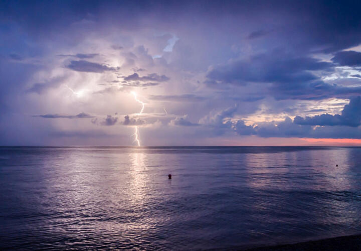 Три дня ненастья: в Сочи синоптики обещают ливни с грозами и градом вместе с ураганным ветром