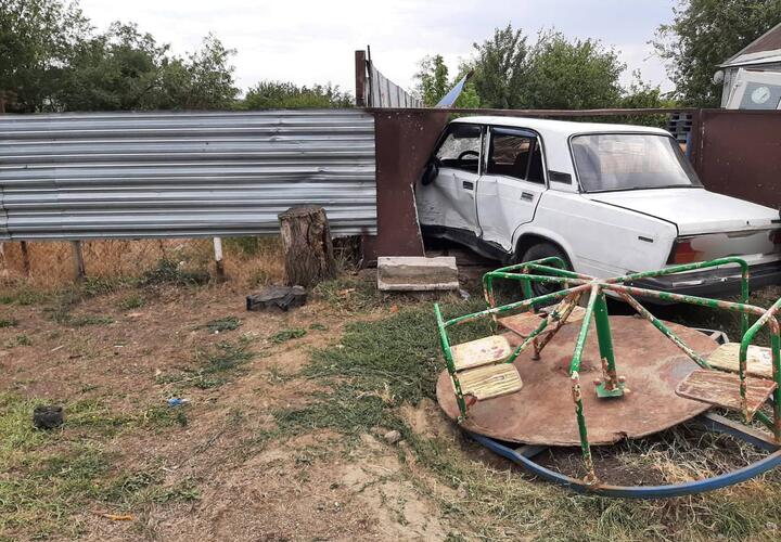 Умер за рулем: пенсионер на ВАЗ 2107 въехал на детскую площадку на Кубани