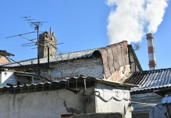 Уютная Колония: на улице Новороссийска люди живут в полуразрушенных домах