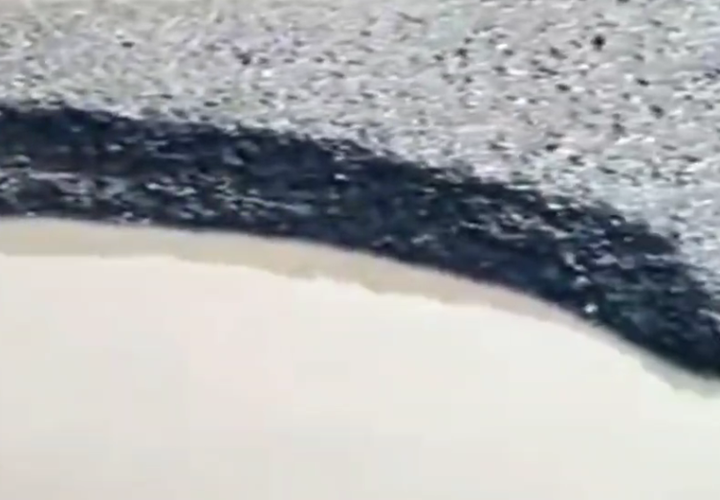 «Уж очень глубокие ямы»: жители Новороссийска требуют отремонтировать дорогу по улице Портовой