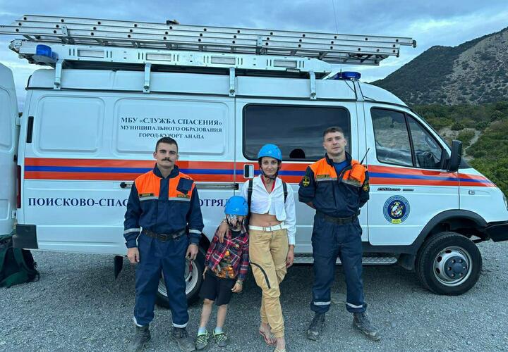 В Анапе туристка из Калуги застряла на склоне горы вместе с ребёнком