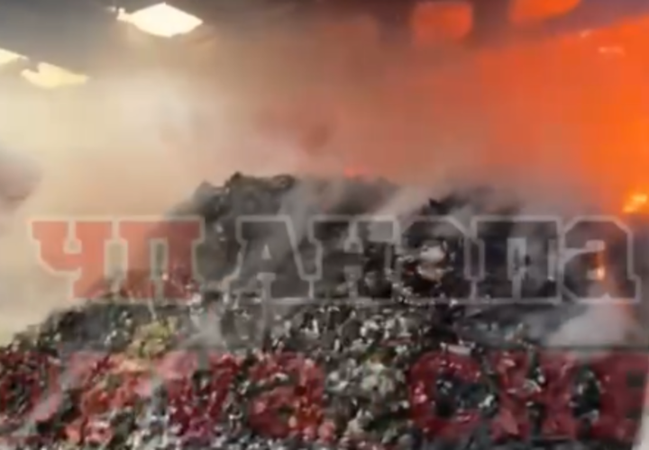 В Анапе загорелся огромный ангар с мусором