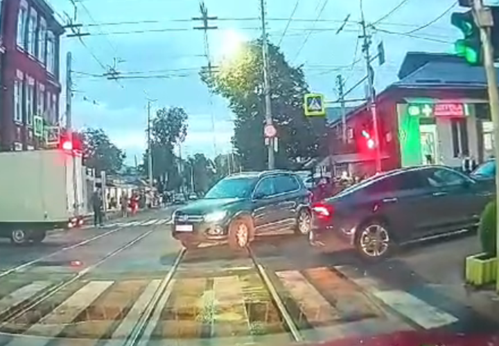 В Краснодаре иномарка сбила трех пешеходов прямо на тротуаре