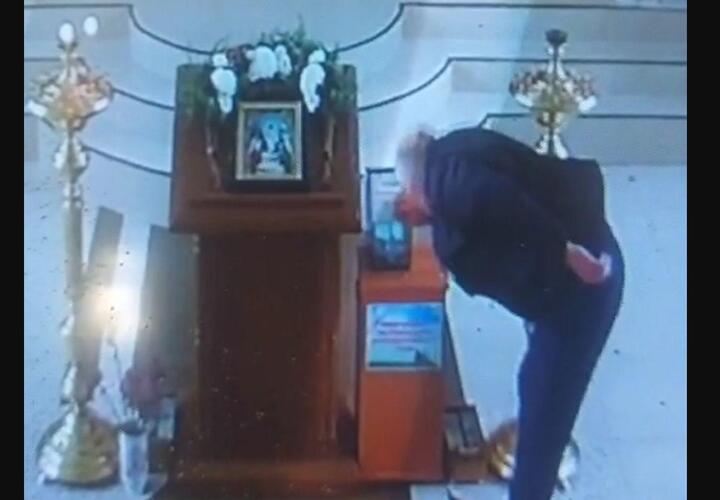 В Новороссийске солидный мужчина обокрал храм Александра Невского