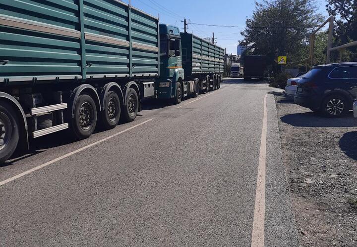 В Новороссийске зерновозы устроили дорожный коллапс, жители жалуются