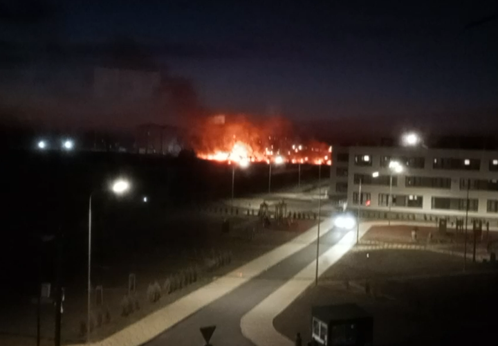 В поселке Яблоновском под Краснодаром сильный пожар