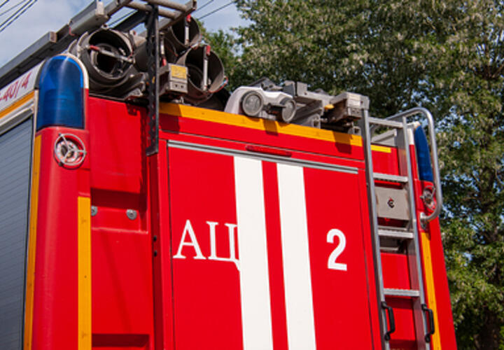 В районе посёлка Молькино на Кубани пожарные тушат двухэтажный дом