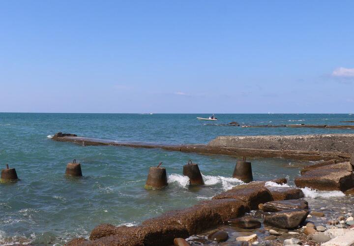 В Сочи 53-летнему туристу понадобилась помощь МЧС после падения на диком пляже