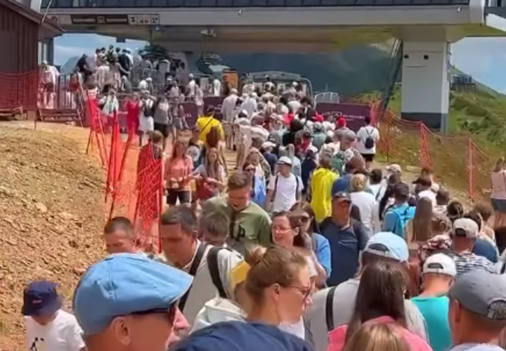 В Сочи туристы стоят в огромных очередях