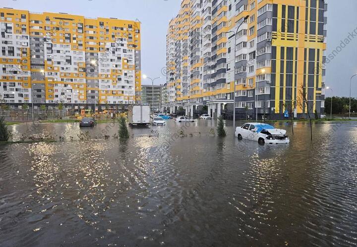 «Выливай скорее»: дождь в Краснодаре затопил новостройки в Прикубанском округе