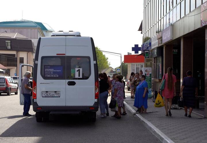 Жители Абинска благодарят депутата Госдумы Ивана Демченко за новые автобусы