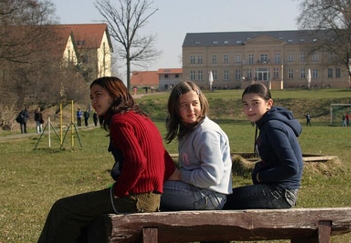 Девочки подрались возле школы в Краснодаре, конфликт попал на видео