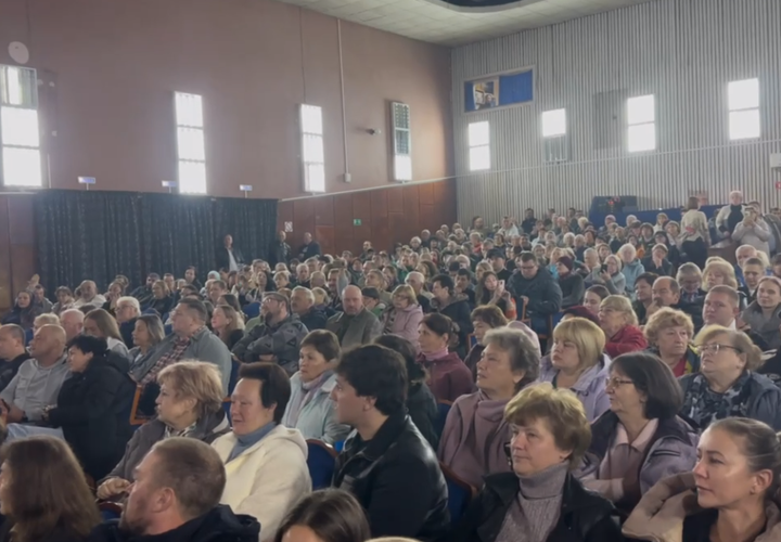 В станице Елизаветинской сегодня общее собрание жителей. В местном ДК собрался полный зал возмущенных. По станице в последнее время ходят «нехорошие слухи» о строительстве какого-то большого и вредного производства. Кроме того, люди боятся, что для этих целей власти начнут забирать у людей земли. Производство, о котором говорят люди – это мусороперерабатывающий завод, его отходы, боятся жители, загубят местную природу и нанесут вред здоровью. Местные жители уже написали обращение к губернатору края Вениамин